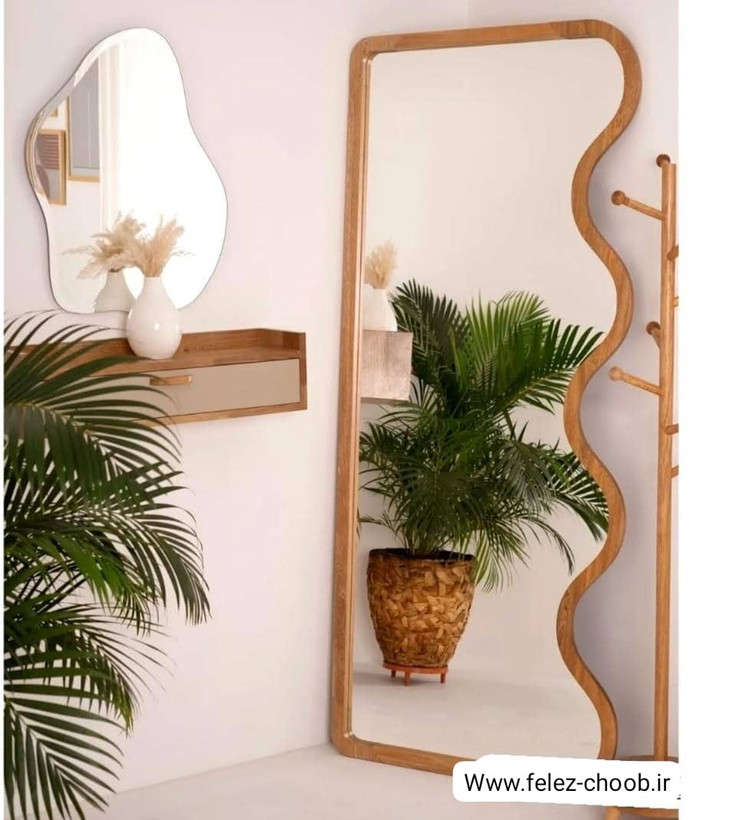 قاب اینه ایستاده